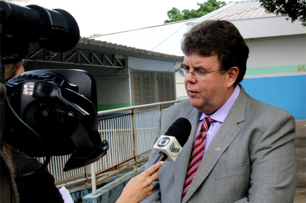 Adilson Oliveira,  coordenador da Campanha UFSCar contra Aedes, concede entrevista à imprensa. Foto: FAI.UFSCar